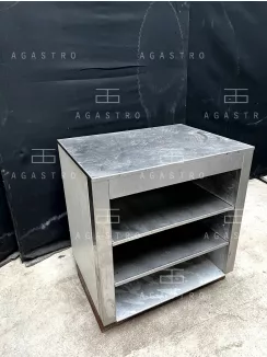 Részben rozsdamentes nyitott szekrény